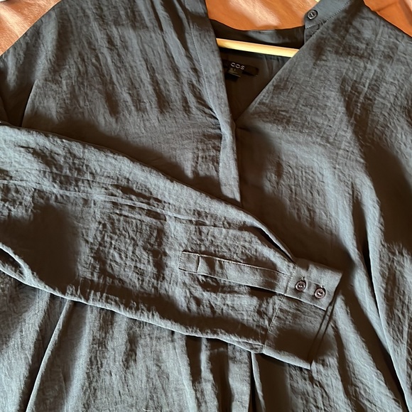 Elegant, versatile COS long shirt in silky grey fabric. Size 8. - Picture 5 of 6